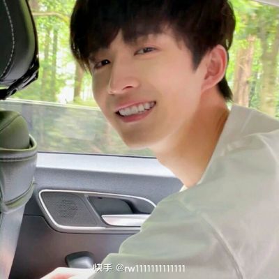 <p>挣钱就像便秘 — 老难了，花钱就像拉稀 — 憋不住。</p>