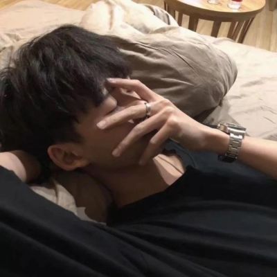 

当夜幕降临，黑暗笼罩全身，在一片漆黑的路上独自前进，也许会感疲惫，也许会感胆怯，只要抬头仰望仍看的见夜空中闪烁的星光。那清澈的光辉必定会驻留在我们心中，给予我们持续朝目的地前进的勇气与力量。
