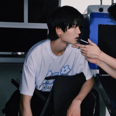 <p>要活下去，总有一天我们能笑着缅怀过去的艰辛</p>