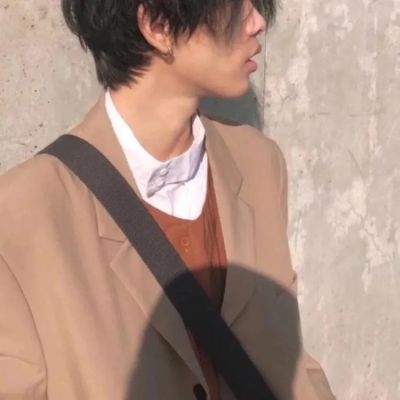 <p>你是往日的情书，是日落的余情未了，是路人脚下不停生长的风，也是我喜欢的人.</p>