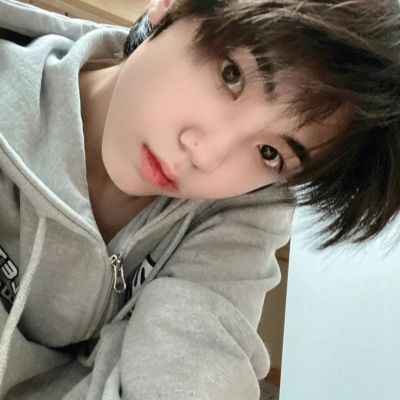 相恨不如潮有信，相思始觉海非深。