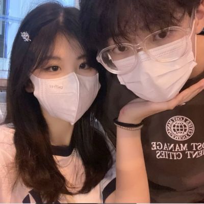 <p>人不能低下高贵的头，但捡钱时例外。</p>