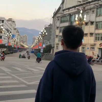 <p>我的心中有片坟，住着网课开发人。</p>