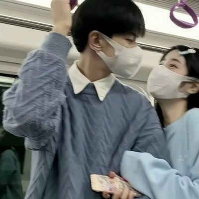 

<p>你说不爱他的样子 就像小朋友手里攥着一把糖 糖纸都露在外面 却拼命摇头说没有 我没有.</p>
