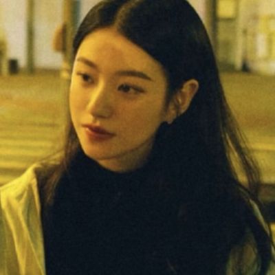 <p>替一朵花微笑，是一种繁华落尽后的淡泊与清宁，花的冬天，人的冬天，但是在冬季到来之前，有一朵花忽略了季节的月季，天真得哼着歌白色的花儿翩然降临在一个属于他们的秘密基地。</p>
