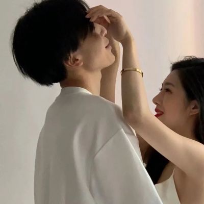 <p>班上有位女生，至今都没有出现过，她名叫安静。</p>