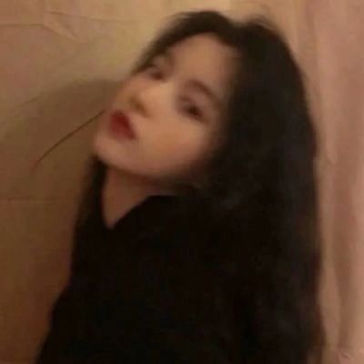 <p>如果只有一种表情的话，那就笑吧。</p>