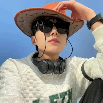 <p>为什么女人的心思你总猜不透因为胸前的肉太厚</p>