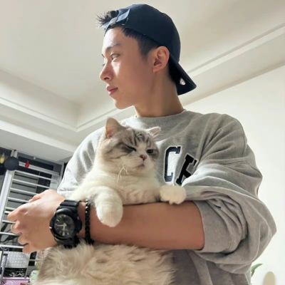 <p>谁说你不爱运动？你不仅会踢皮球，而且踢的可好了。</p>