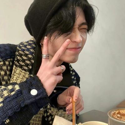 <p>少年不知愁苦，中年日夜劳苦，老年落寞孤苦。</p>