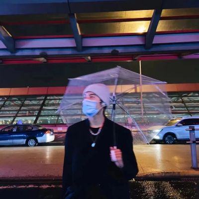 

<p>去找一个能逗你笑的人吧，我不行，我只能把你美哭。</p>