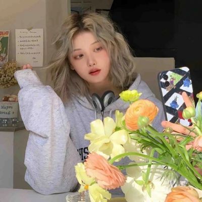 <p>淑女只让她心仪的人摸她的头发。</p>