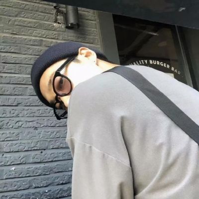 <p>人不是慢慢变老的，而是一瞬间变老的。</p>