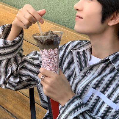 <p>让朋友低估你的优点，让敌人高估你的缺点</p>