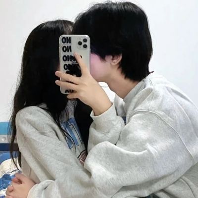 <p>有些人走路喜欢看手机，不是贪玩，是想掩饰一个人的尴尬。</p>