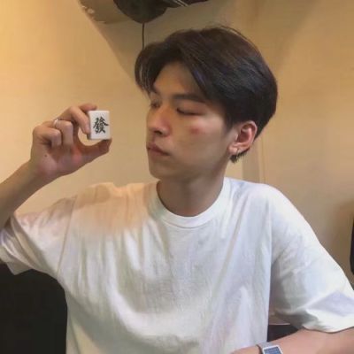 <p>掉一两根头发不要慌张，慢慢的就能，坦然面对秃头了。</p>