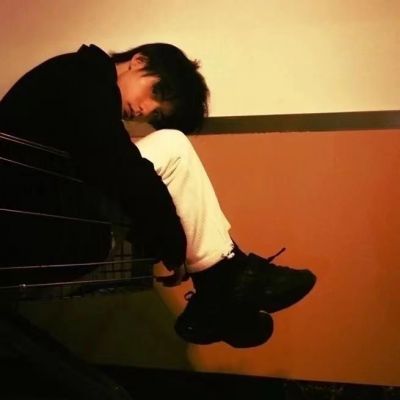 <p>有些人走路喜欢看手机，不是贪玩，是想掩饰一个人的尴尬。</p>