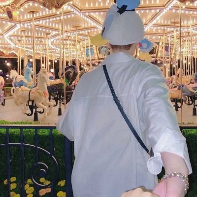 <p>就像罐装饮料自动售货机，你投入钱它就会为你解渴，可是你不往里面头钱它就什么也不会提供给你靠钱是买不了人的心灵的。</p>