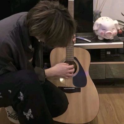 <p>你驻足于春色之中，于那独一无二的春色之中。</p>