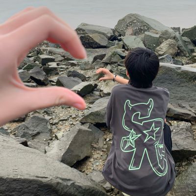 <p>看着大海，在堆积如山的瓦砾中流淌汗水，我才发现，原来我的烦恼如此渺小，因为那种事寻死觅活真是差劲，为自己感到难为情。</p>