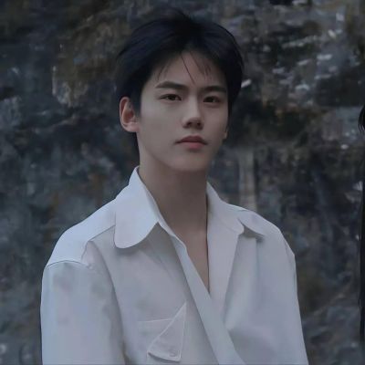 日色欲尽花含烟，月明欲素愁不眠。