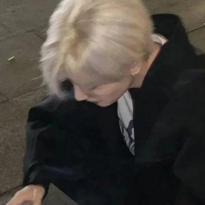 <p>挣钱就像便秘 — 老难了，花钱就像拉稀 — 憋不住。</p>