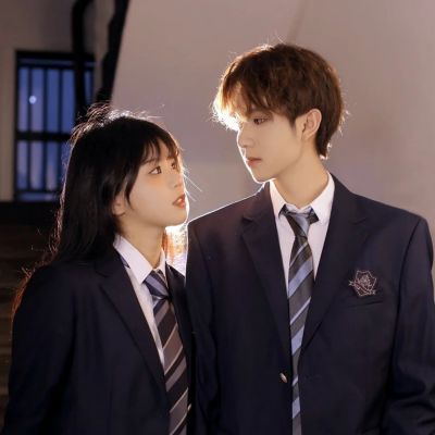 <p>生活如叶，重重叠叠，只如毡般消逝在林间。——原创</p>