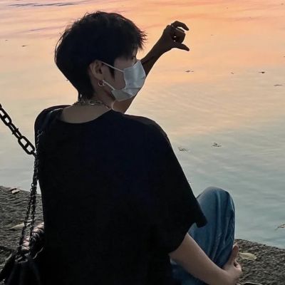 

<p>挣钱就像便秘 — 老难了，花钱就像拉稀 — 憋不住。</p>