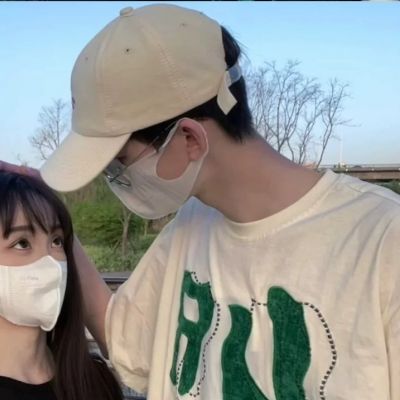 <p>“给你老婆饼吃”“不吃”“不吃你就是我女朋友”“那我吃”“吃了你就是我老婆”</p>