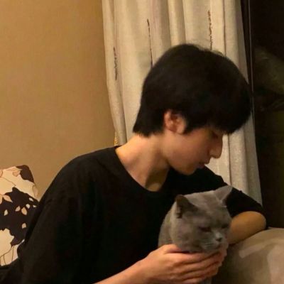 <p>宁愿不说话看起来像个傻子，也不要，开口证明自己的确如此。</p>