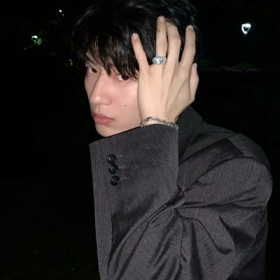 我欲穿花寻路，直入白云深处，浩气展虹霓。