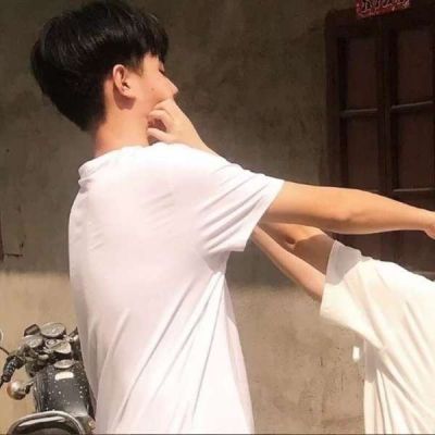 <p>男人的香烟如同女人的口红，有时用来制造幻想，有时用来掩饰寂寞。</p>