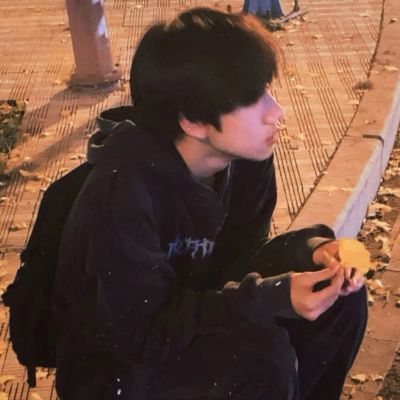 <p>既然如今要在家上学，那以后，只能在学校睡觉了。</p>