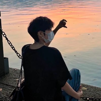 <p>校服是我和她唯一穿过的情侣装，毕业照是我和她唯一的合影。——彭小呆</p>
