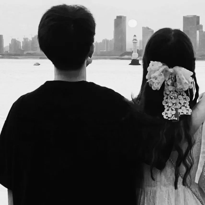 <p>生病的父亲将一家屠杀，将市松一个人留在那里，大家都死掉了，市松的心也死掉了，变成了人偶。</p>